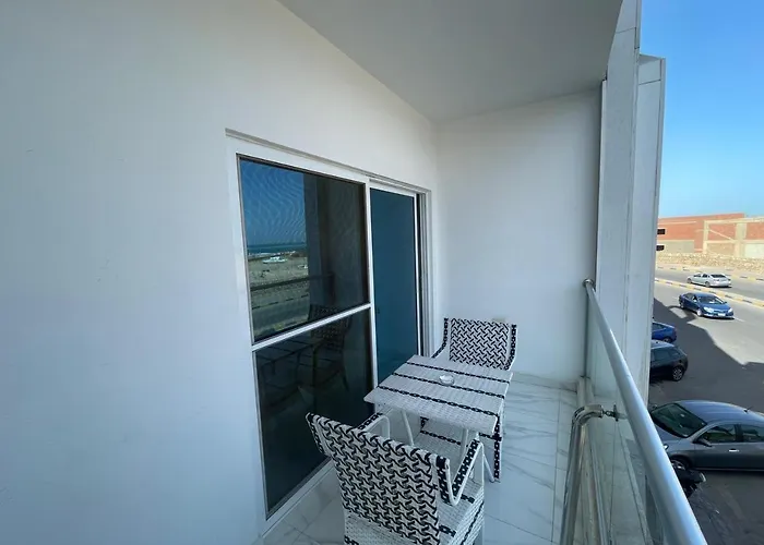 Stunning Sea View 1br On Corniche Road Appartement *